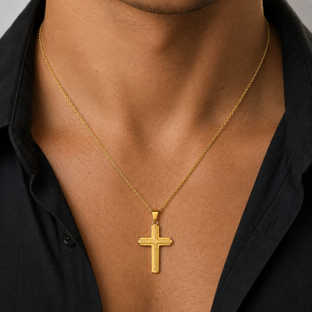 Goldfarbene Kreuzkette mit Textur
